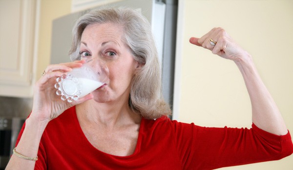 woman-drinking-milk (1)